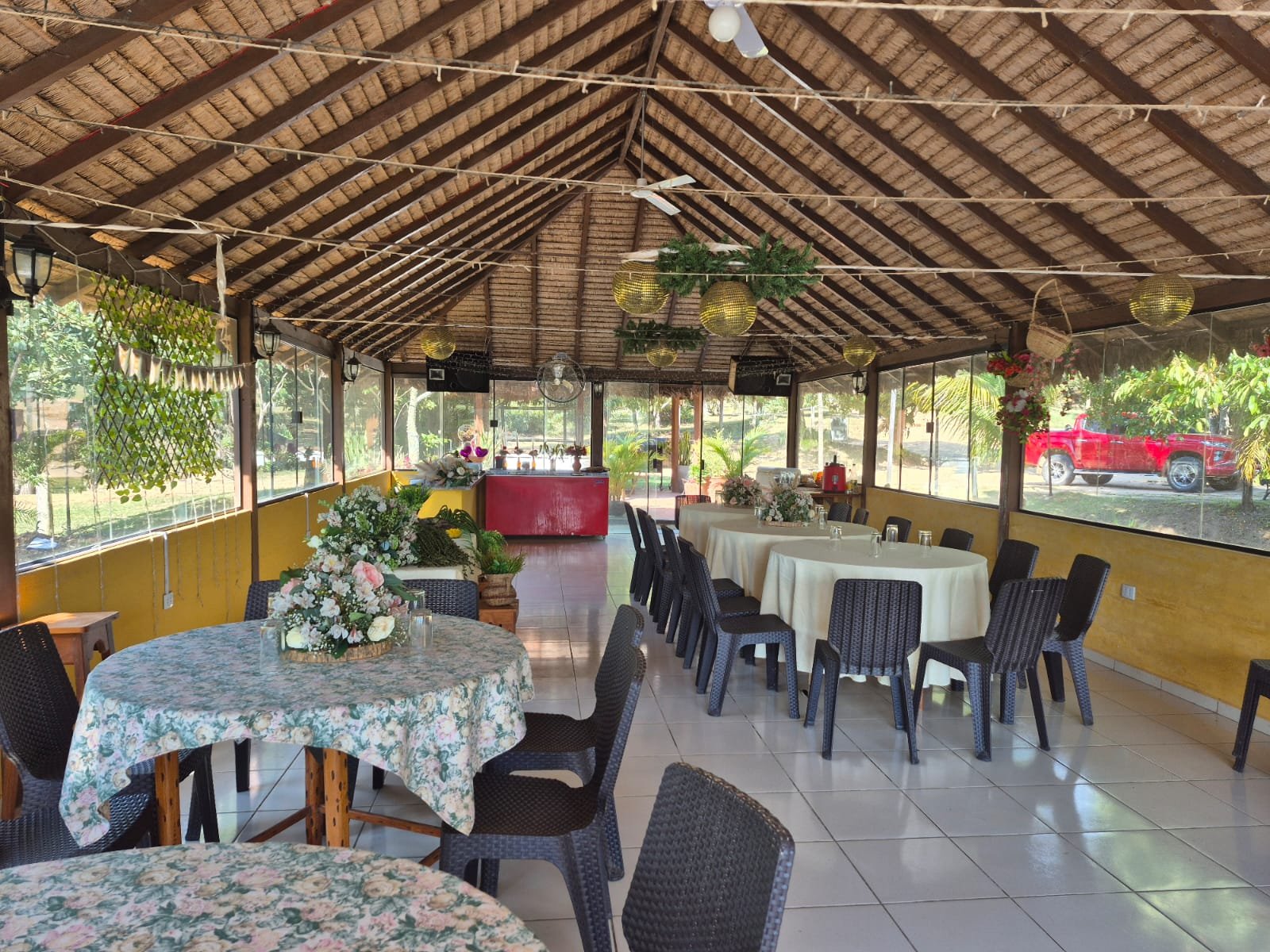 Disposición de mesas para evento