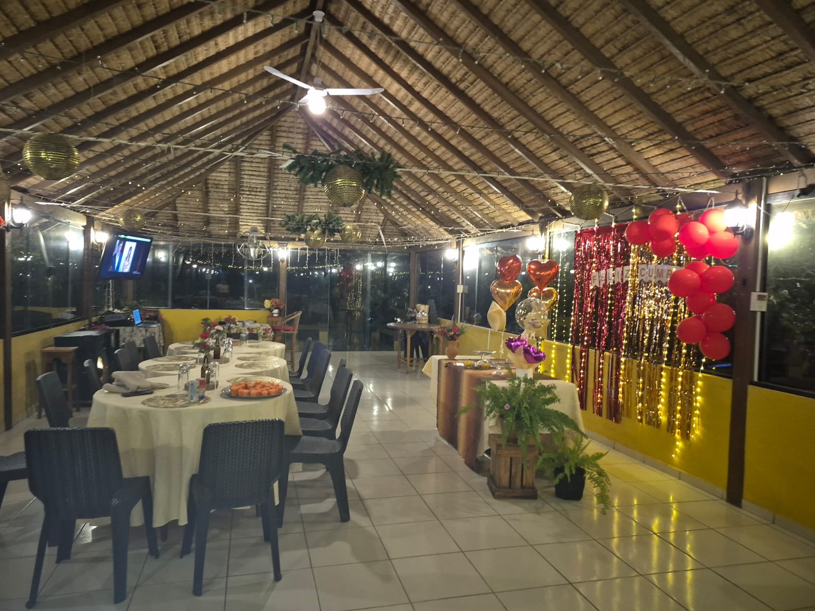 Salón decorado para celebración