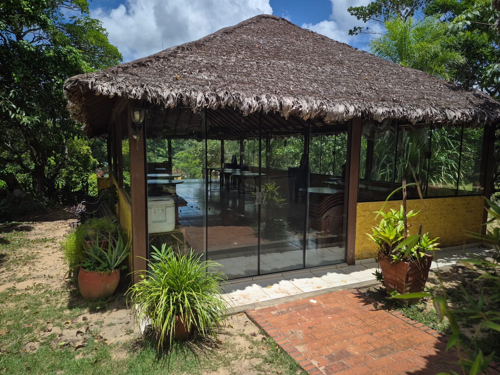 Salón principal con vista al lago